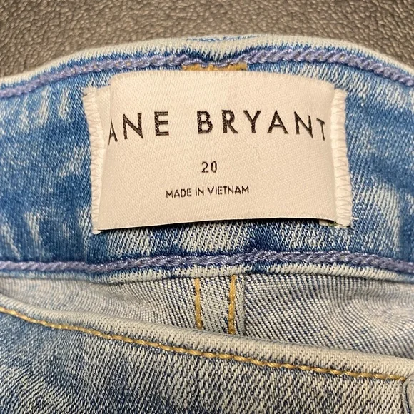 #LB918 - Lane Bryant Embroidered Bermuda Mid-Rise Denim Shorts- 20W - Picture 2 of 8